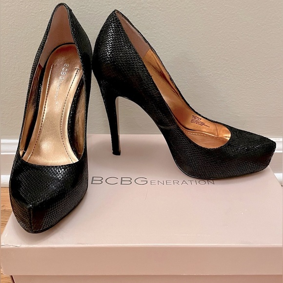 BCBGeneration Genuine Leather Hidden Platform Embossed Pumps (like new) - Picture 3 of 7
